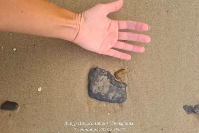 Не опять, а снова: на берег в Веселовке под Анапой выбросило большое количество мазута