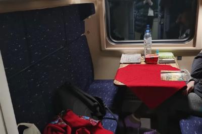 В купе ввалилась барышня с ребенком - поставила чемодан на мою полку: без вызова начальника поезда не обошлось