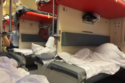 Моё место в купе заняла пожилая женщина, проводник предложил пересесть… в плацкарт!