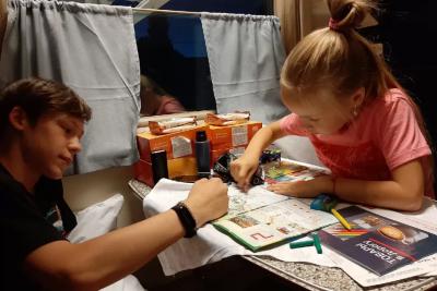 «Располагайтесь»: проводница пригласила в мое купе пару с 2 детьми из плацкартного вагона, хотя я выкупил все места