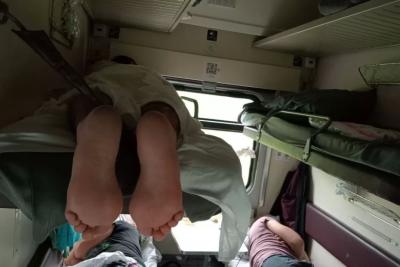 Пытался сэкономить и поехал в плацкарте - сон сорван, нервы на пределе, больше так не рискую