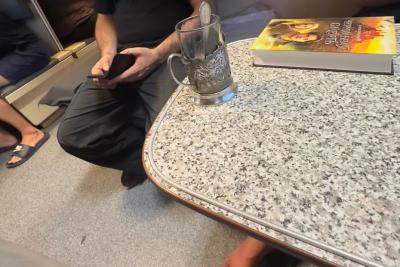 Купили с мужем два нижних в купе: вышли на остановке - когда вернулись, нашу колбасу доедали попутчики