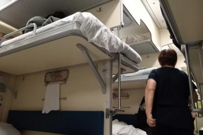 Кот-беглец, дед с бородой и чужое бельё: 5 смешных и реальных историй о полках и попутчиках в поезде