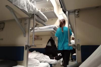 Одна хитрость спасает от проблем: как отвечать в поезде, если просят уступить нижнее место