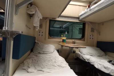 Купил нижнюю полку в фирменном поезде Москва-Адлер. А когда зашёл в купе - там уже спали другие люди…