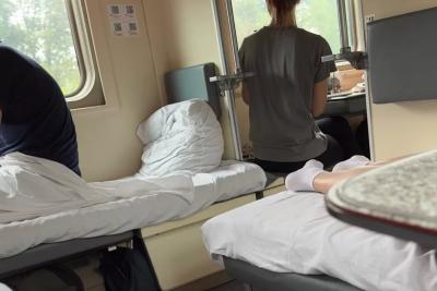 Запретили пользоваться розеткой в поезде - даже время не получалось смотреть: попутчица поставила ультиматум