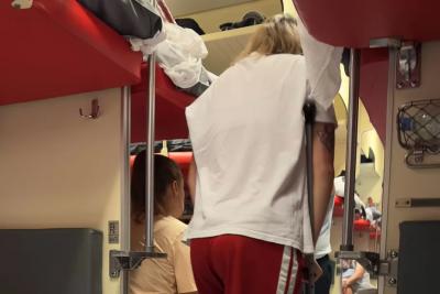 «Нижняя полка для мамы с ребенком - и точка»: в поезде «яжемать» устроила истерику - пыталась прогнать женщину со своего места