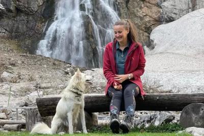 От приюта к вершинам: как екатеринбургская дворняжка Белка стала профессиональным гидом для туристов