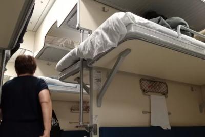 Что делать, если попутчик просит поменяться полками и мешает спать - у закона ответ только один