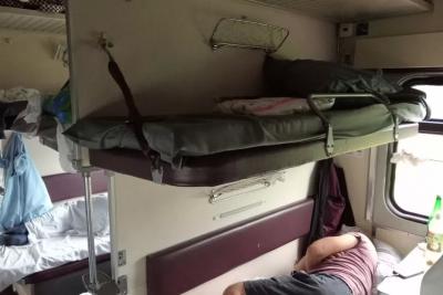 «Три часа в пути, а платить за что?» - проводница высадила мужчину, который лёг на верхнюю полку без белья