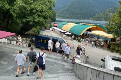 «Все наружу! Где приличие?» - раздетые туристы из РФ заполонили улицы Абхазии - местные не скрывают раздражения