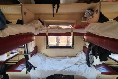 Девушка купила билет на нижнюю полку, но упрямый сосед решил, что это место для него: &laquo;Не могу я там лежать&raquo;