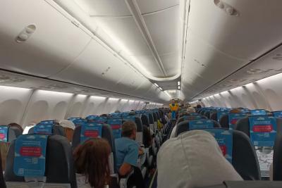 Стюардесса честно рассказала про самые неприятные привычки пассажиров - долго держала в себе, но больше не смогла молчать