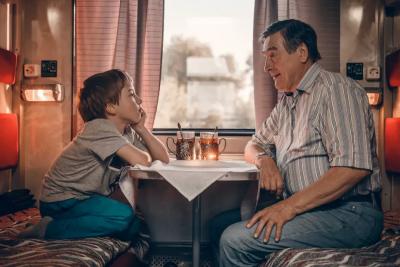 Можно ли спускаться на нижнюю полку в поезде, если взять билет на верхнюю? Правила и ограничения