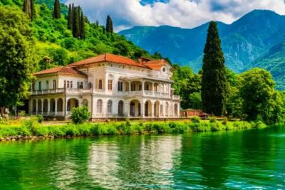 «Злые люди, змеи, грязь и невкусная еда»: туристы делятся своим жутким разочарованием от визита в Абхазию