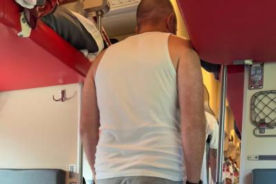 &laquo;Ты меня не уважаешь!&raquo;: пьяный попутчик грохнул кулаком по столу, уронив мою книгу на пол - проводник лишь пожал плечами