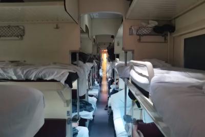 В РЖД убрали верхние полки в плацкарте: что получили пассажиры взамен и сколько придется за это заплатить