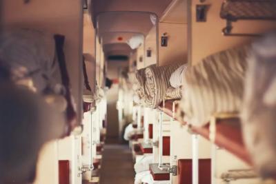 В поезде вдруг выяснилось: билет не гарантирует место, особенно если рядом пассажир с опытом в &laquo;уступи, ты моложе&raquo;