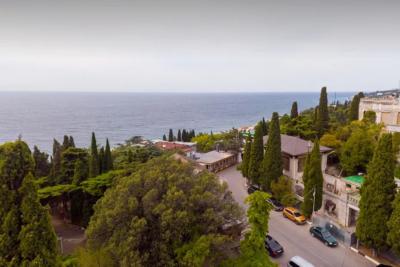 Живу в маленьком поселке в Крыму у моря: как меняются цены на жилье в не сезон - тут легко можно снять квартиру от 1100 рублей