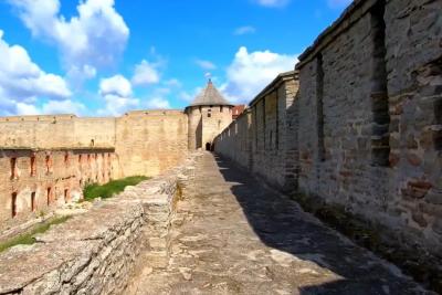 Самый закрытый город России - в двух шагах от Европы. Как сюда добираются люди и живут местные?