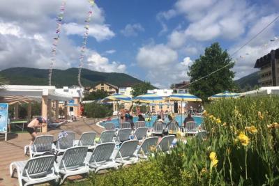 Съездили в Сочи на Новый год и пожалели: шторм сносит с ног, набережная пустая, вокруг нетрезвая и шумная молодёжь - честный отзыв