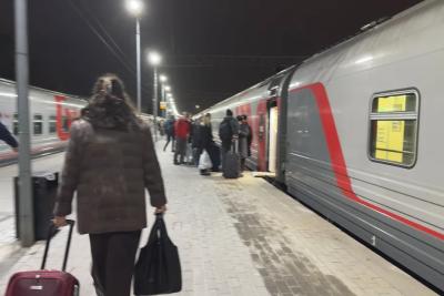 Выкупила нам с сыном все купе, а проводница взяла и посадила к нам трех вахтовиков - это что за новые правила от РЖД