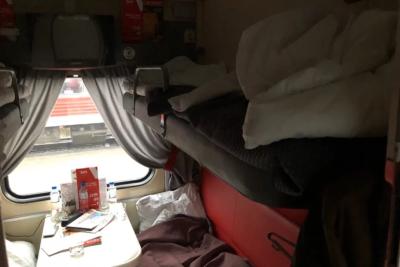 &laquo;Захожу в купе, на моей нижней полке уже сидит дед и начинает учить меня жизни&raquo; - что делать в такой ситуации