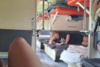 Сначала не понимал, почему даже пассажиры при деньгах берут верхнюю полку - а теперь сам на нижнюю не смотрю