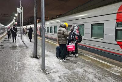 Выкупила нам с сыном все купе, а проводница взяла и посадила к нам трех вахтовиков - это что за новые правила от РЖД