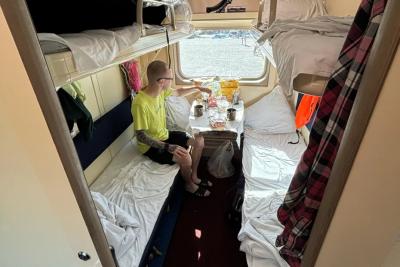 Уступил нижнюю полку хамоватой попутчице - и сразу вернул ее на верхнюю, когда та не пустила меня к столу