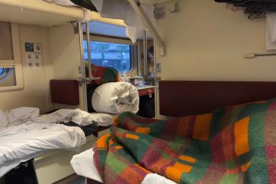 Война за нижнюю полку продолжается: как мамы в поездах манипулируют пассажирами - какие уловки вне закона