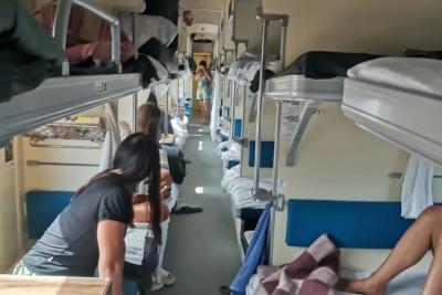 К столику в плацкарте больше не подпустят - в новых вагонах их начнут делать совсем по-другому