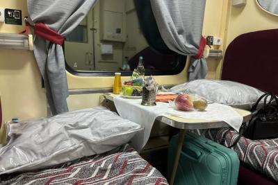 Подвинулась, уступила место у столика соседу с верхней полки. Но ему мало - надо, чтобы я встала и ушла совсем: что говорят правила