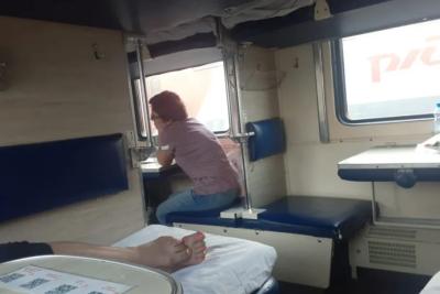 Одно действие сгоняет всех зевак со столика в плацкарте: работает даже с выпившими