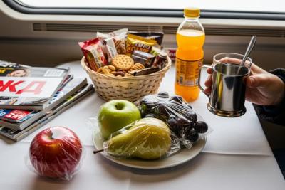 Кто на самом деле имеет право распоряжаться столиком в плацкарте - изучаем официальные правила РЖД