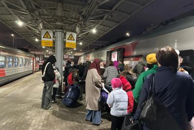 Нижняя полка не для ног: соседка в поезде встала в кроссовках на мою постель - чем все закончилось