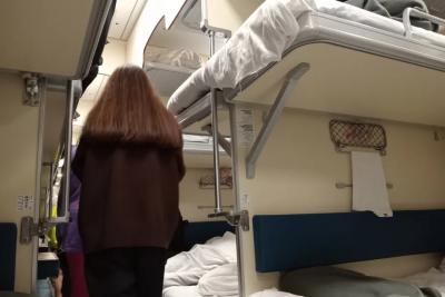 В РЖД убрали верхние полки в плацкарте: что получили вместо них пассажиры и сколько придется за это заплатить