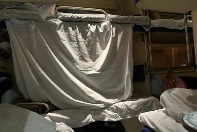 Можно ли в плацкарте завешиваться простынями и шторками: поставлена точка в вопросе