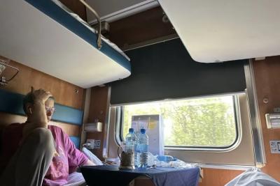 Ушла к детям в соседнее купе, а когда вернулась - пенсионерка в поезде решила, что моим местом могут пользоваться все пассажиры