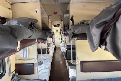 РЖД снова пересмотрели права пассажиров верхних полок на использование столика внизу: актуальная информация