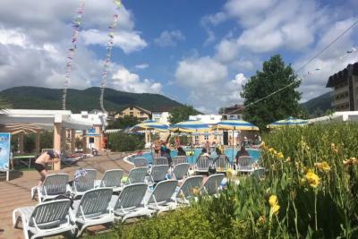 Холодное море, невкусная еда, дешевая одежда: россияне тотально экономят: съездила и поняла - вот почему Сочи уже не в тренде