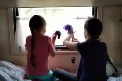 Как реагировать, если мама с детьми просит уступить вашу нижнюю полку в поезде - важные правила