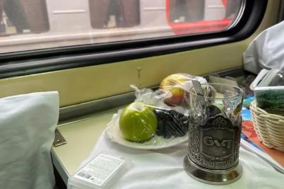 Ехал один в СВ, проводник подселил женщину из плацкарта  с яйцами, курицей-гриль и луком: вообще не понял, за что я заплатил