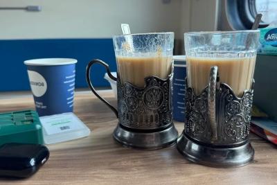 Хитроумный попутчик с верхней полки сломал систему: поставил складной стул и ел часами у меня под носом. Это законно?