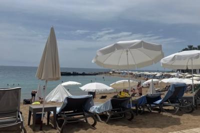 Зелёное море и пещерные люди кругом: туристы поделились честным отзывом о популярном курорте