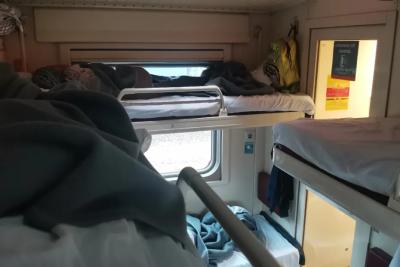 Выкупают все места в плацкарте и вешают занавеску - новый лайфхак от пассажиров