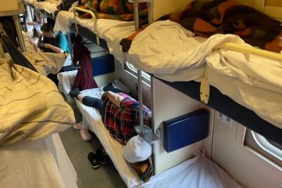 &laquo;Я купила нижнюю полку, а вы лежите наверху, раз такие бедные&raquo; - пассажирка жестко осадила попутчика сверху