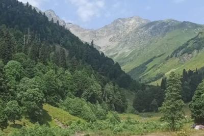 Власти не афишируют, а блогеры прячут: уникальный курорт, где можно купаться в бирюзовом море и не знать проблем с очередями