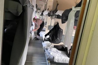 &laquo;В 7 утра с верхней полки слезла попутчица и стала будить меня, чтобы я уступил ей место&raquo; - на чьей стороне закон