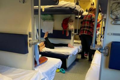 &laquo;Делают вид, что заняты&raquo;: парень из плацкарта отказался помочь женщине поднять чемодан - что произошло дальше